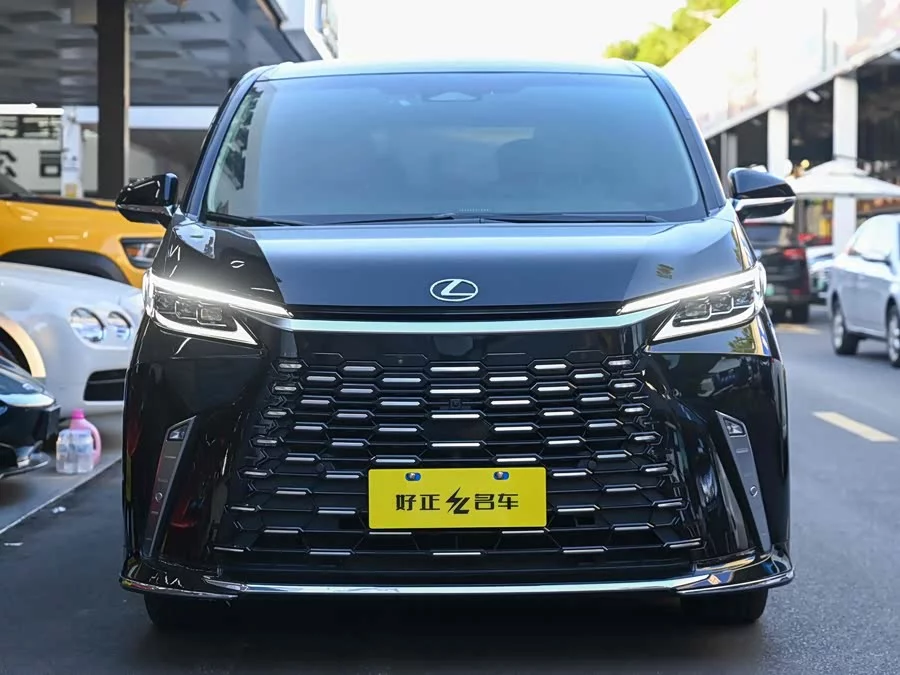 Lexus LM