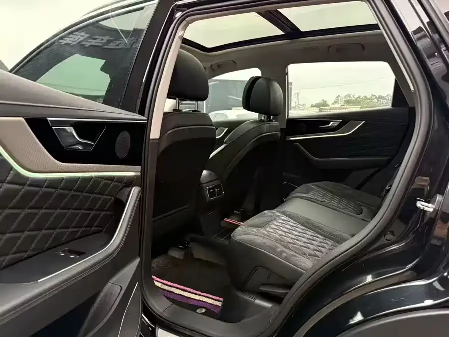Hongqi HS5