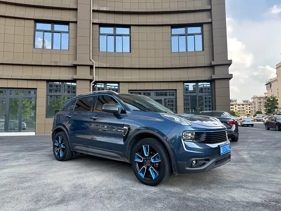 Lynk & Co 01
