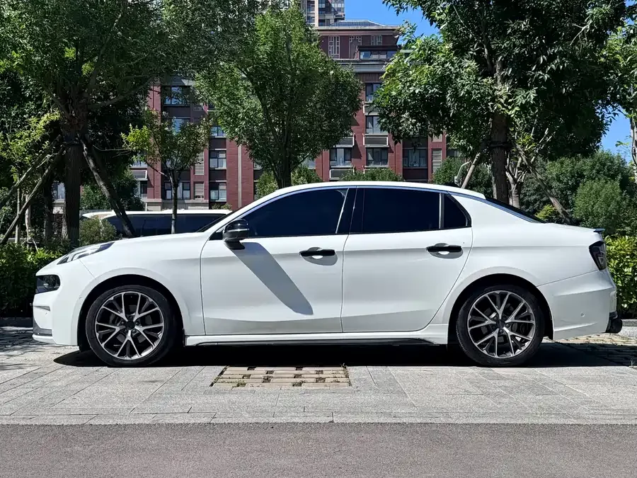 Lynk & Co 03