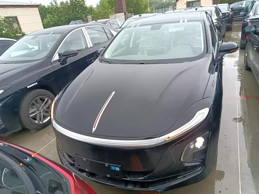 Hongqi E-QM5