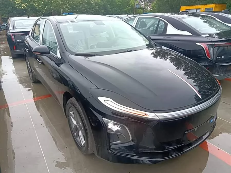 Hongqi E-QM5