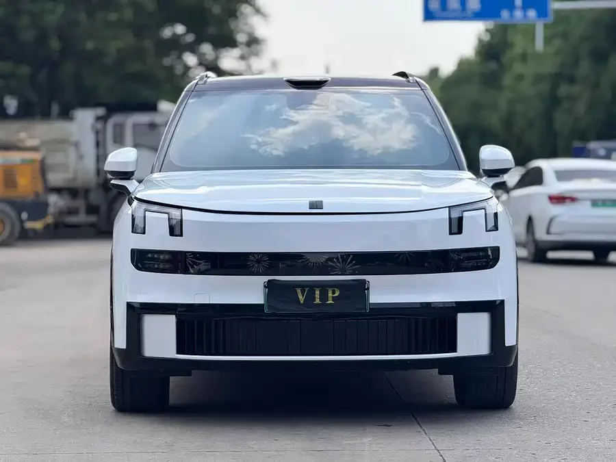 Lynk & Co 900