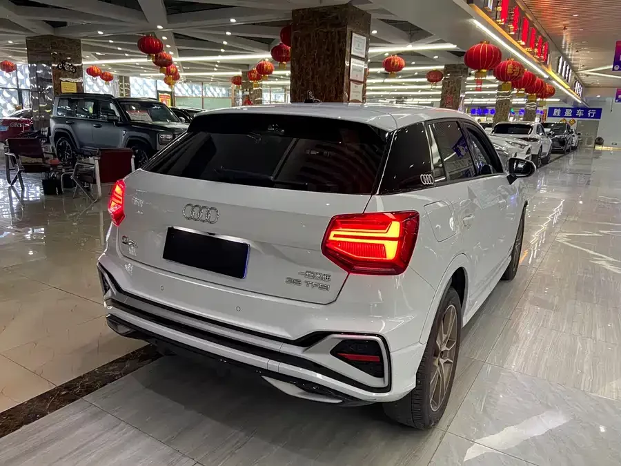 Audi Q2L