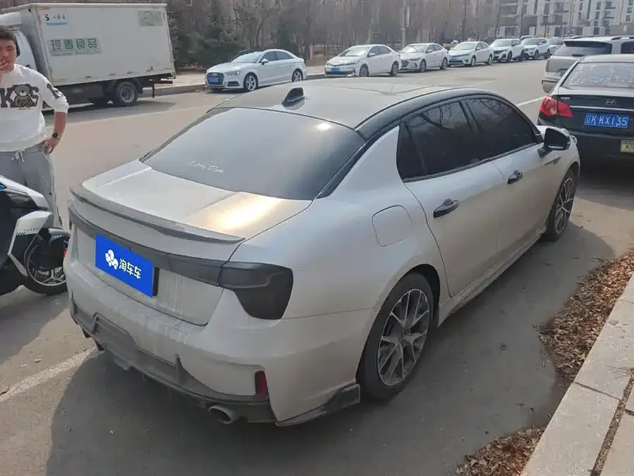 Lynk & Co 03