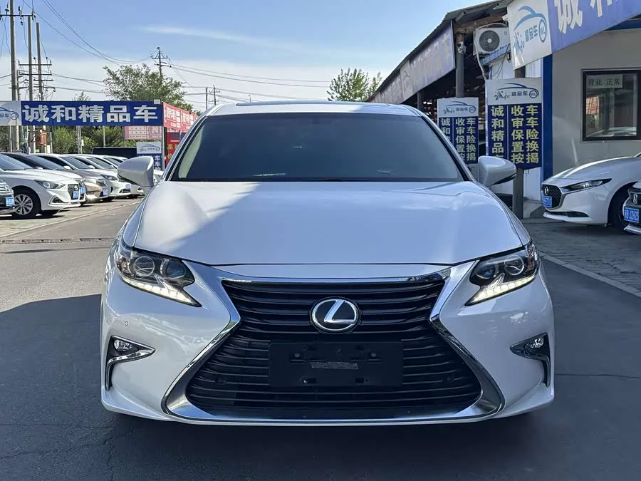 Lexus ES