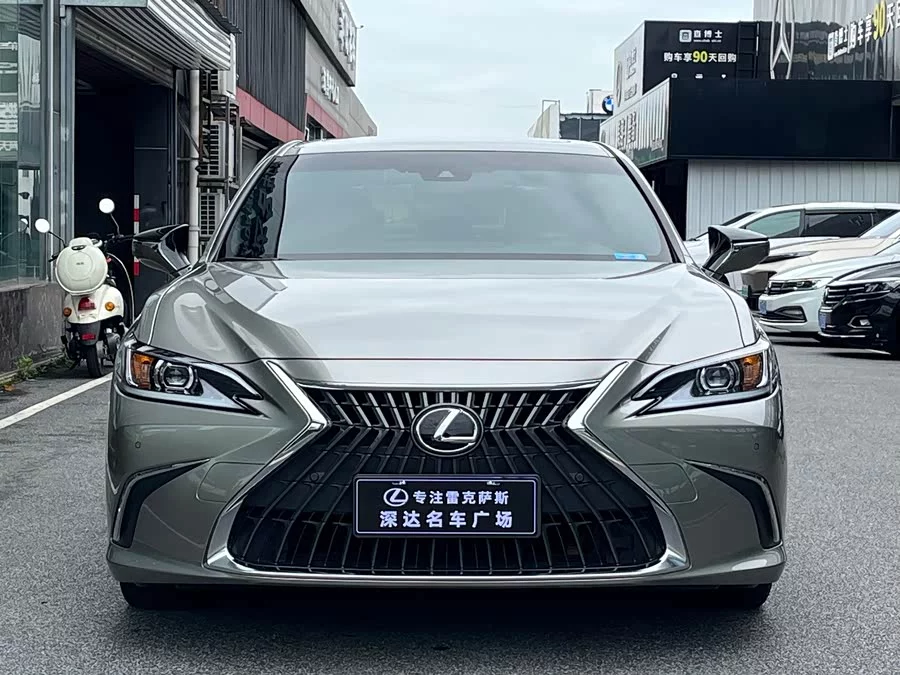 Lexus ES