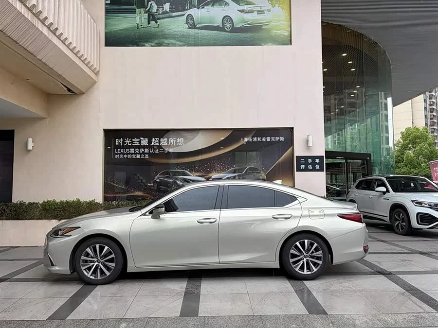 Lexus ES