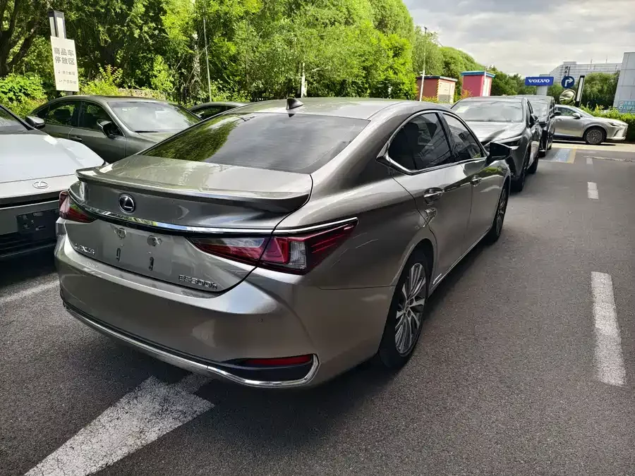 Lexus ES