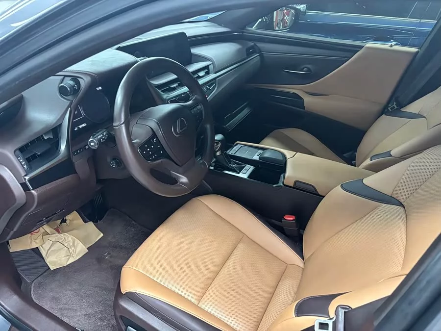 Lexus ES