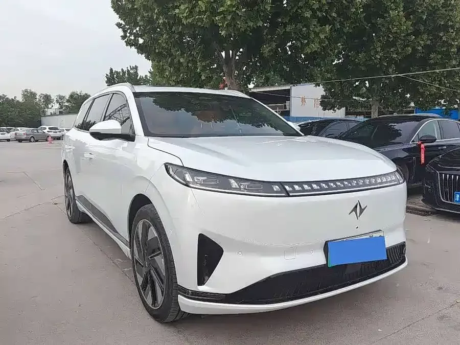 Dongfeng eπ008