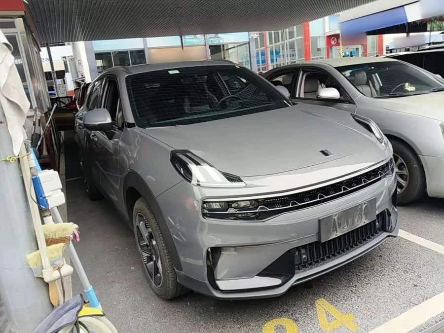 Lynk & Co 06