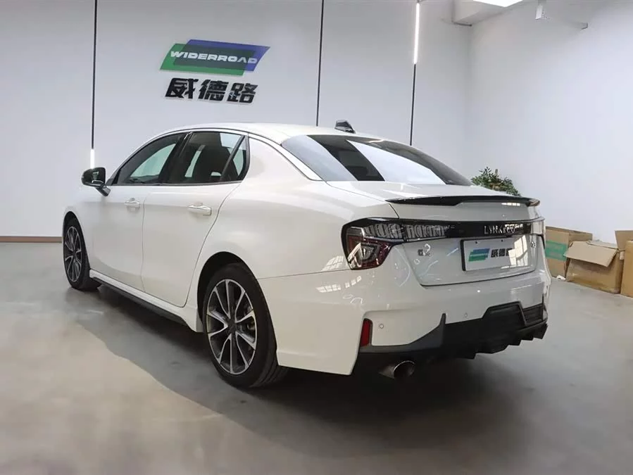Lynk & Co 03