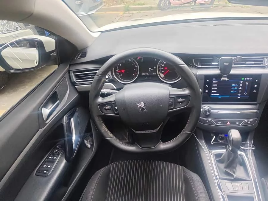 Peugeot 408