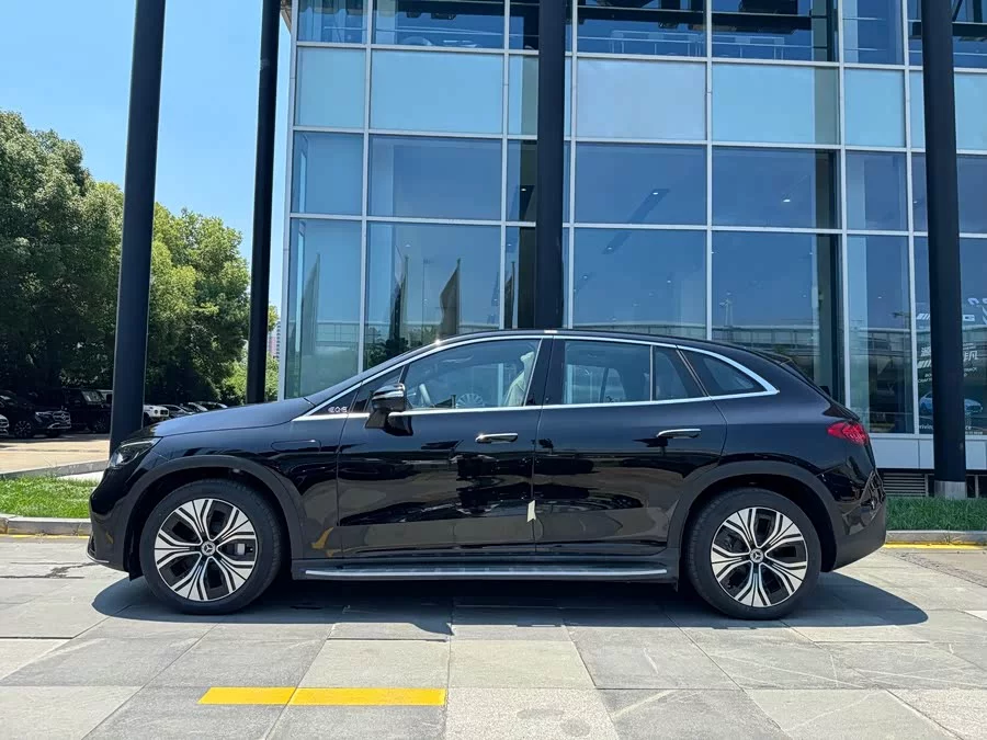 Mercedes Benz EQE SUV