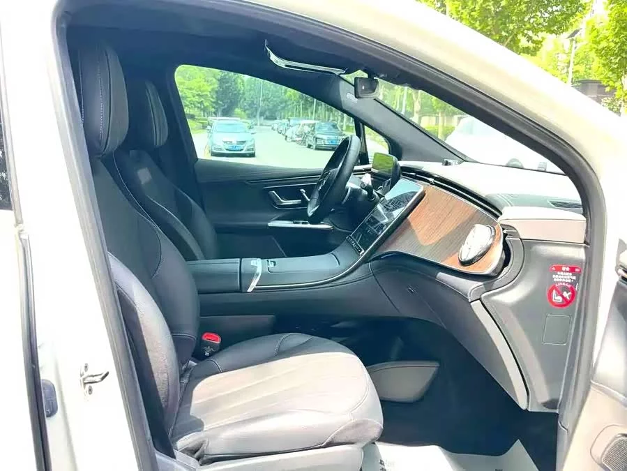 Mercedes Benz EQE SUV