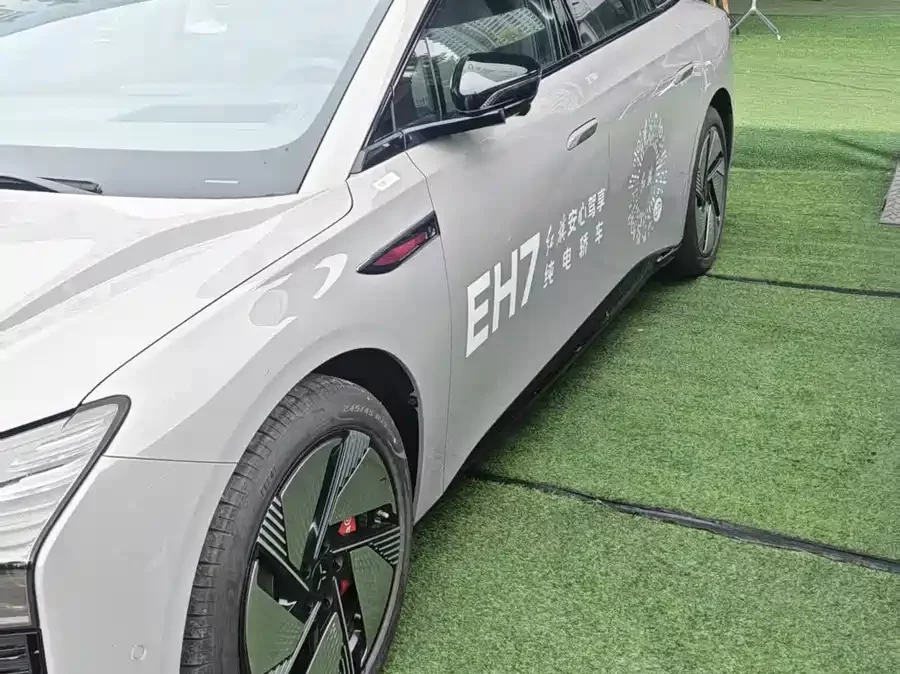 Hongqi EH7