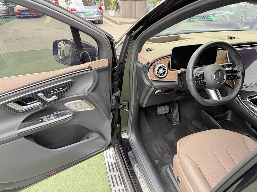 Mercedes Benz EQE SUV