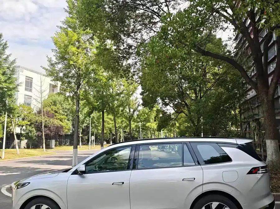 Dongfeng eπ008