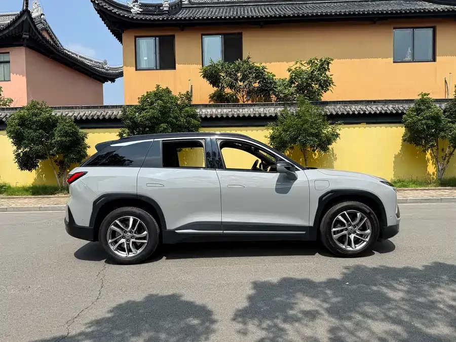 NIO ES6
