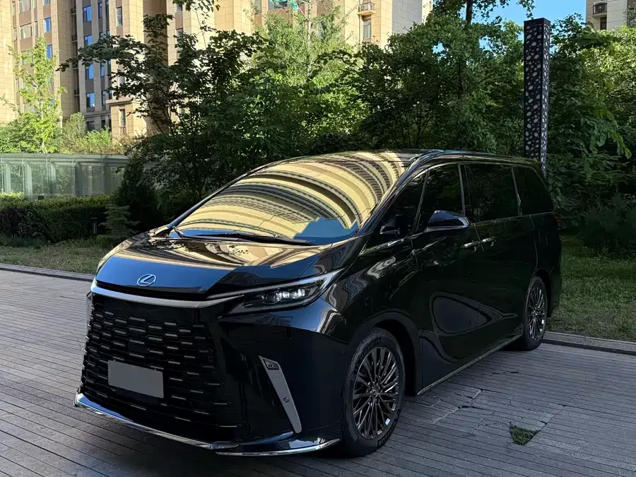 Lexus LM