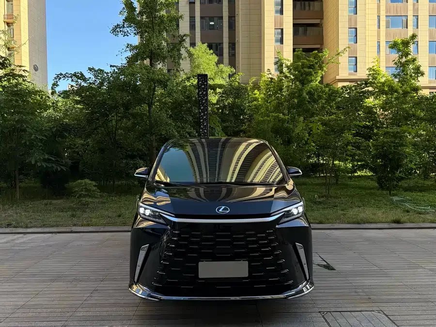 Lexus LM