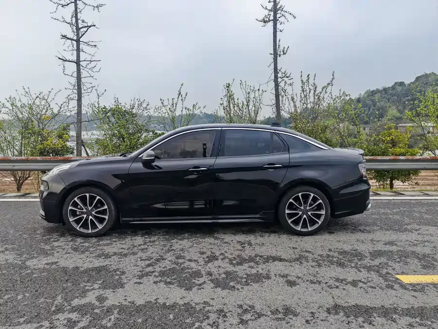 Lynk & Co 03