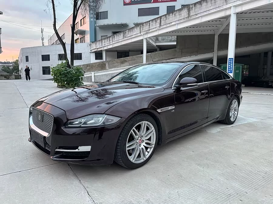 Jaguar XJ