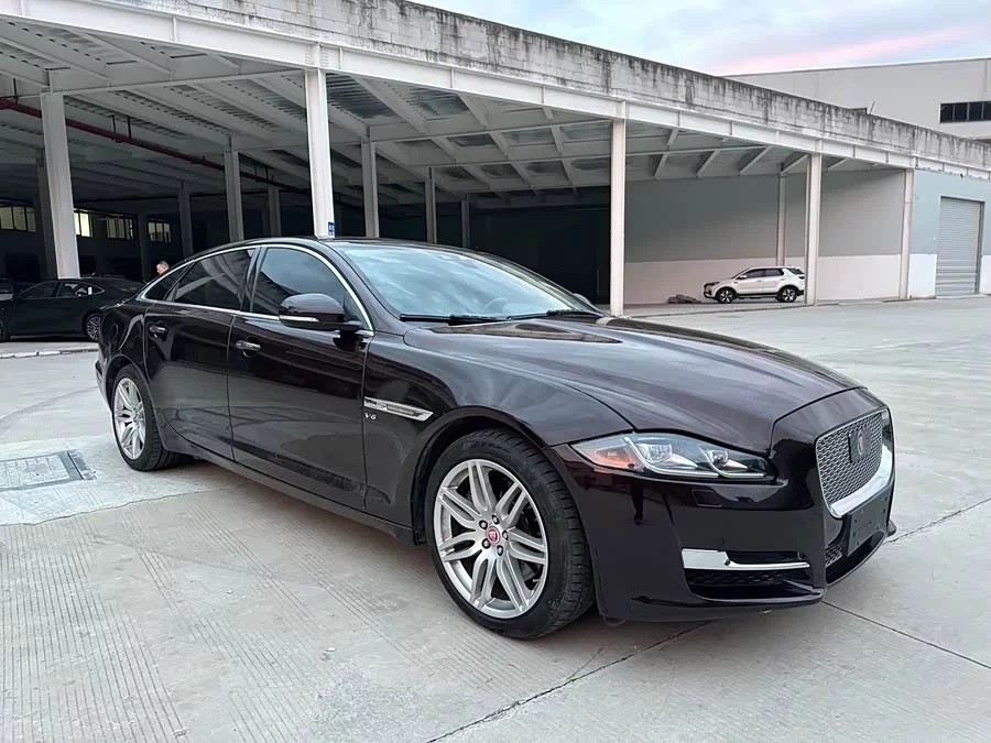 Jaguar XJ