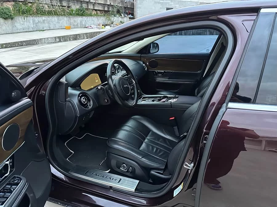 Jaguar XJ