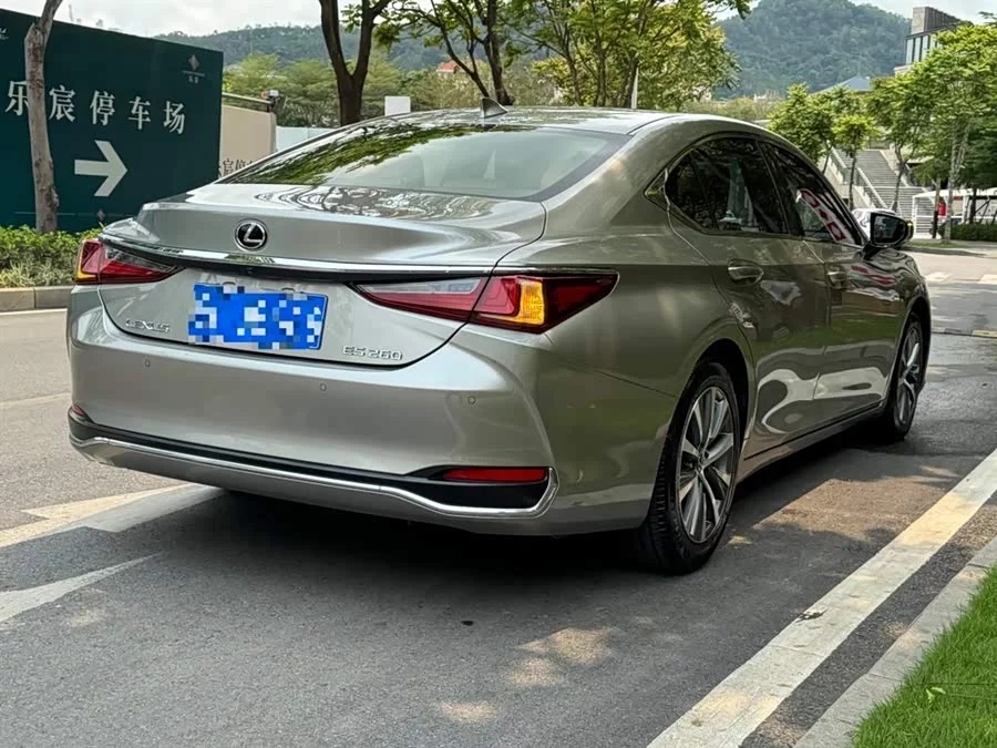 Lexus ES