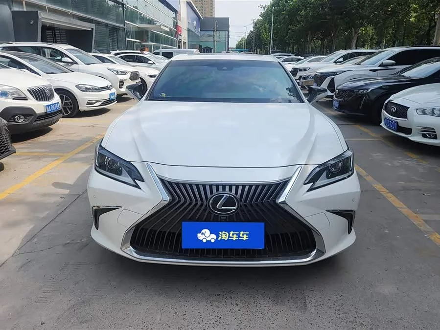 Lexus ES