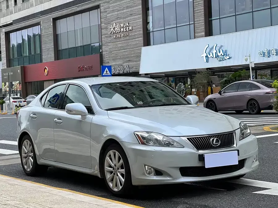 Lexus IS