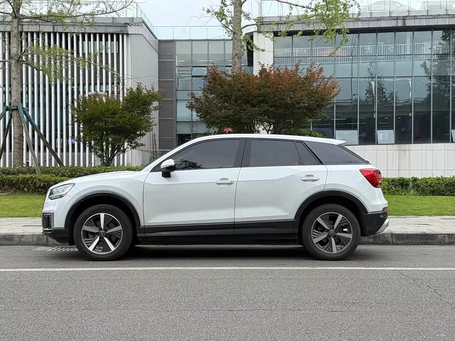 Audi Q2L e-tron