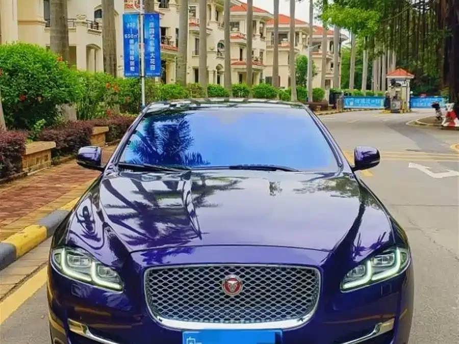 Jaguar XJ