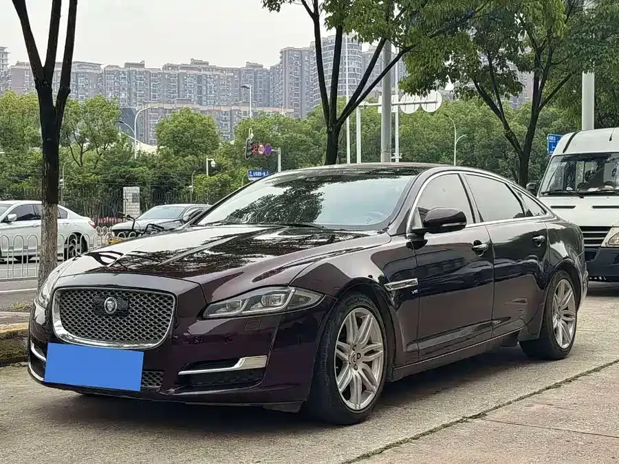 Jaguar XJ