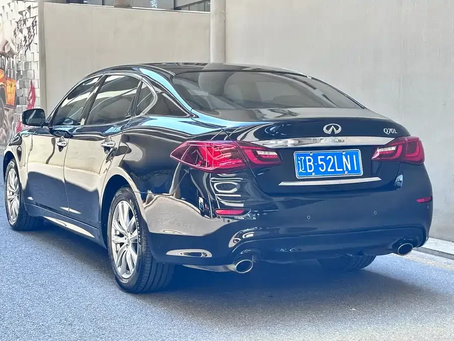 Infiniti Q70