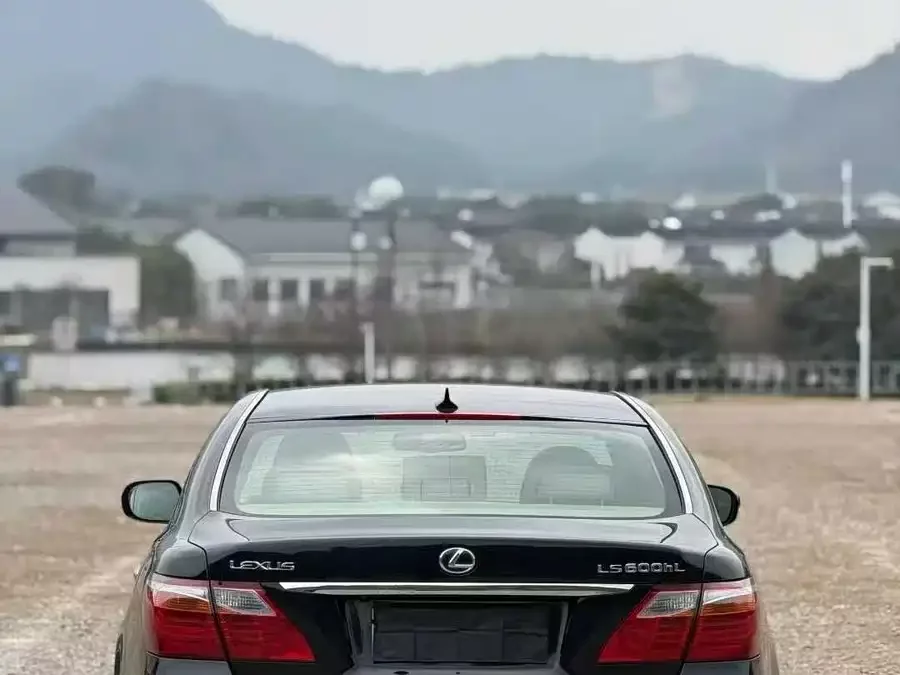 Lexus LS