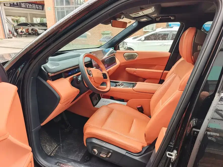 Lynk & Co 900