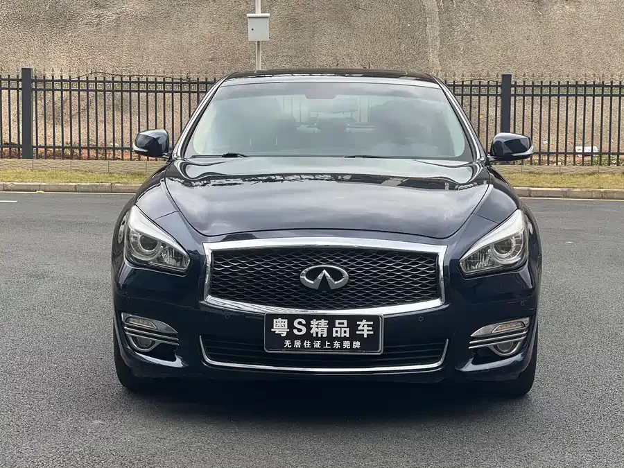 Infiniti Q70