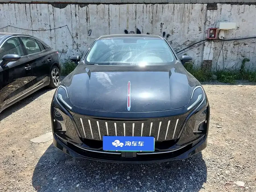 Hongqi E-QM5