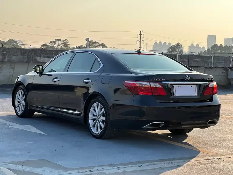 Lexus LS