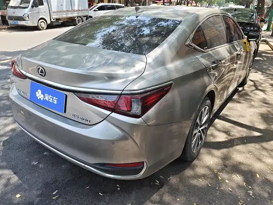 Lexus ES