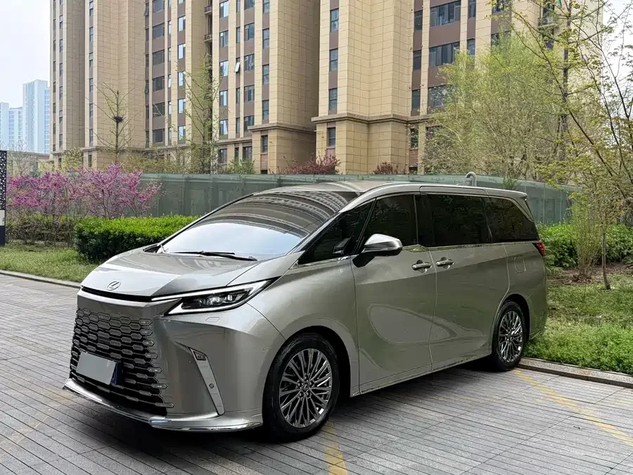 Lexus LM