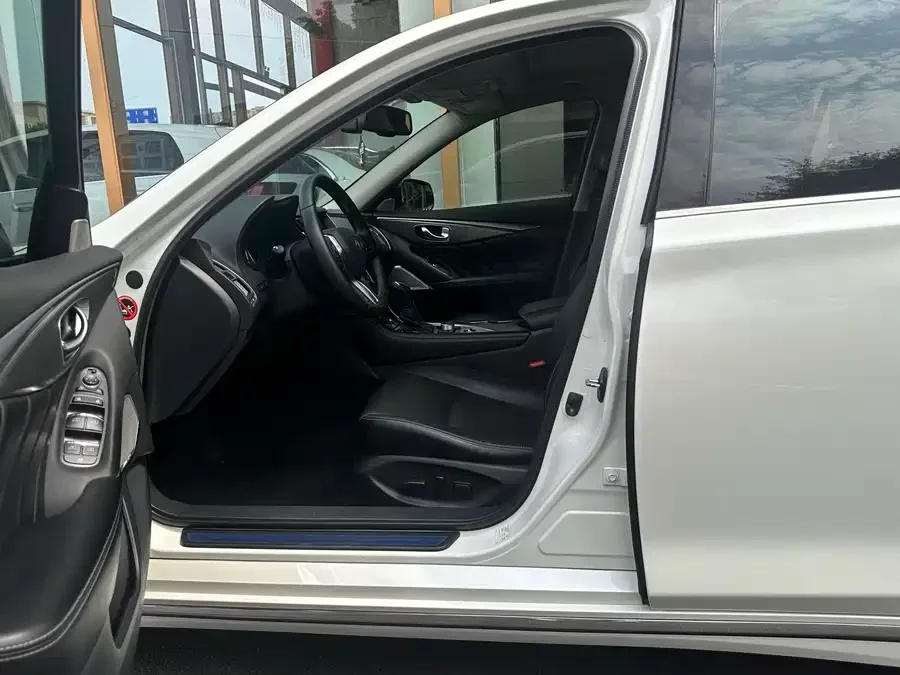 Infiniti Q50L