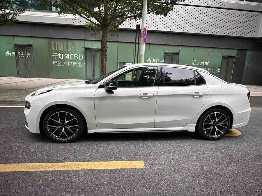 Lynk & Co 03