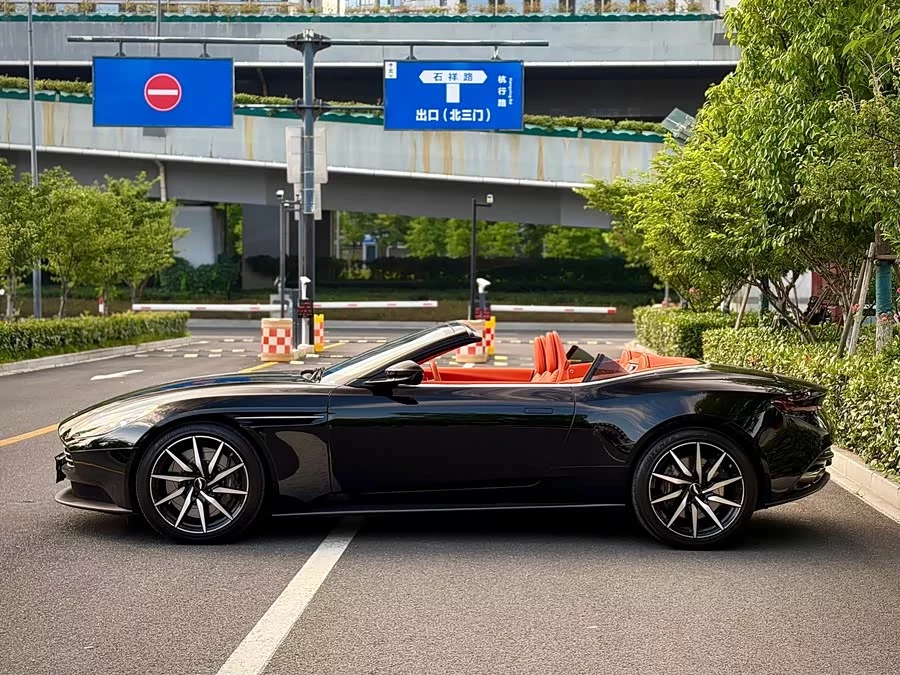 Aston Martin DB11