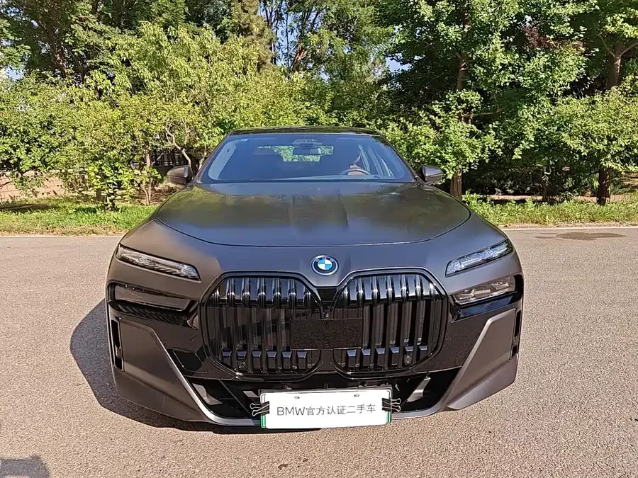 BMW i7