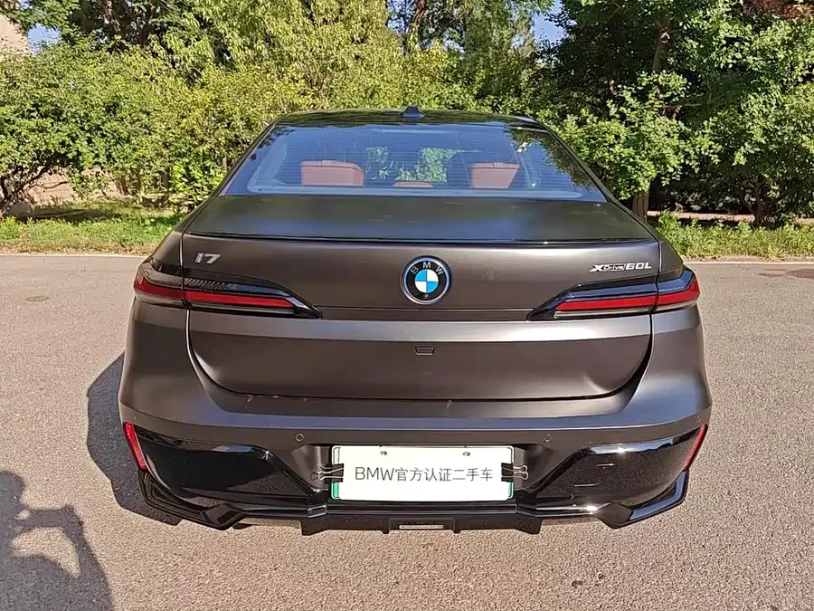 BMW i7