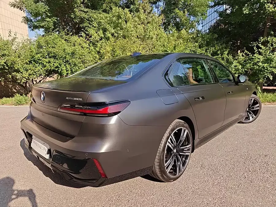 BMW i7